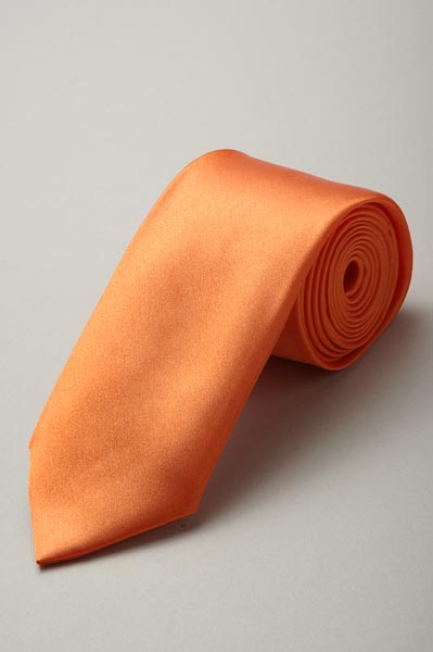 オレンジ色ネクタイ