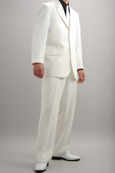 錦鯉さん白スーツ