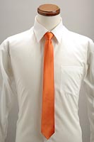 ミルクボーイオレンジ色ネクタイ