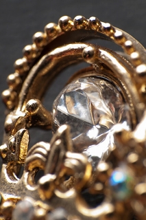 王冠 ブローチ ラインストーン ゴールド ＃1025 | カラオケブローチ